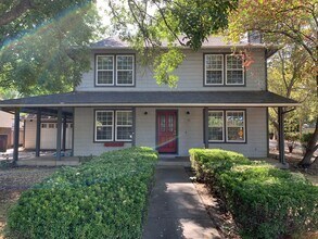 Building Photo - 4 Bedroom House with Great Floor Plan Clos...