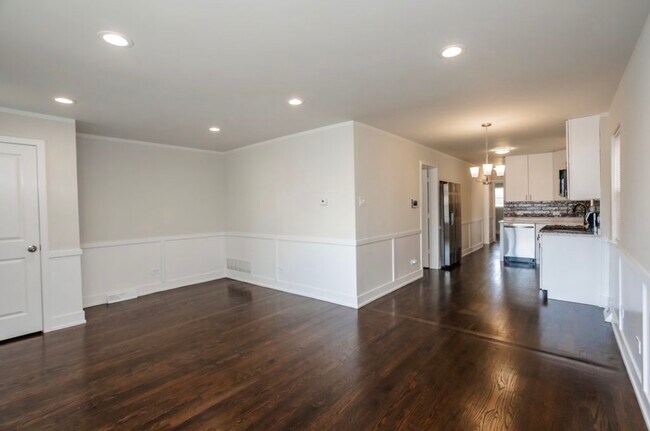 Building Photo - 9206 S Harper Ave