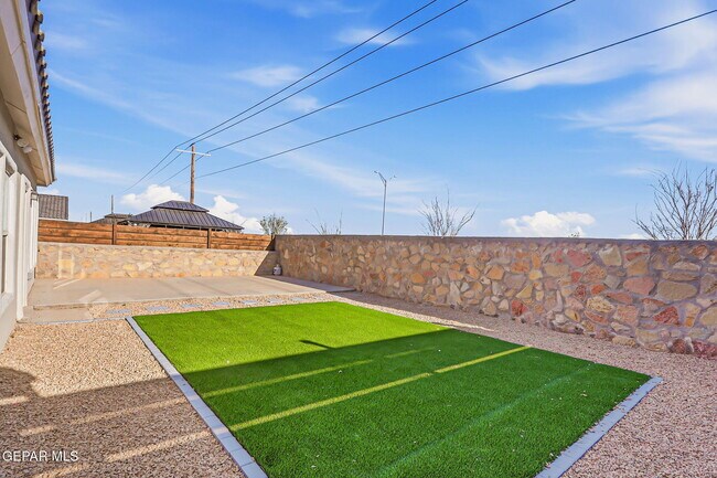 Building Photo - 13912 Loreina Luz Ave