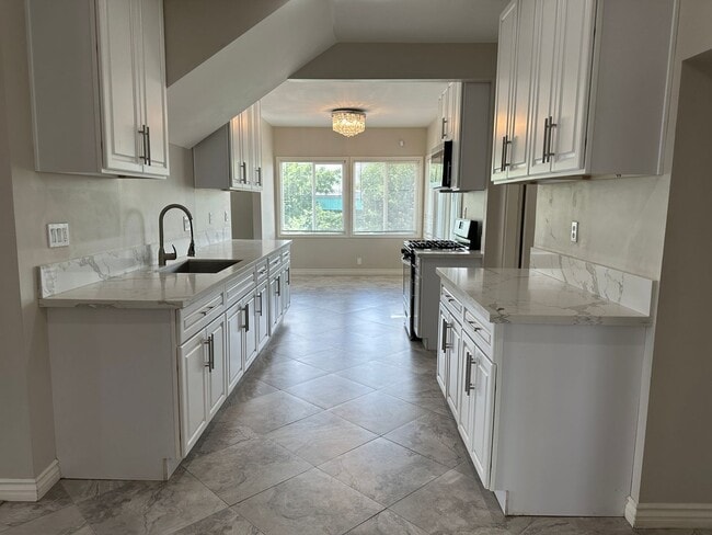Building Photo - Newly Renovated-Victorian Style home San B...
