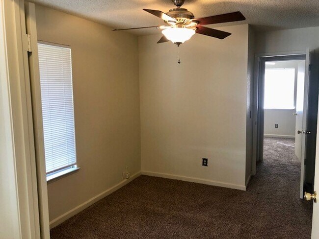 Building Photo - Cute and Sunny 3 Bedroom, 2 Bathroom Home