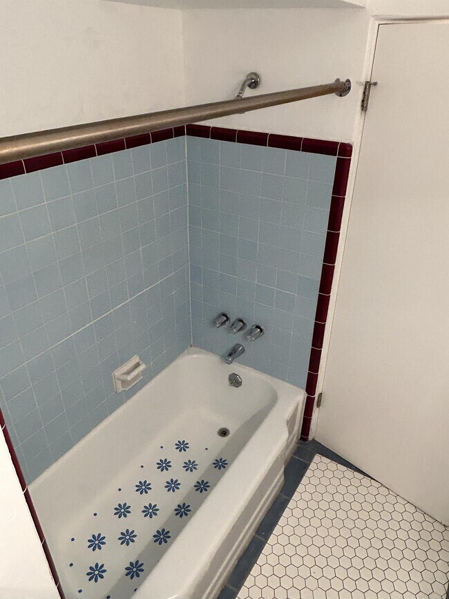 Building Photo - 902 S Fremont Ave