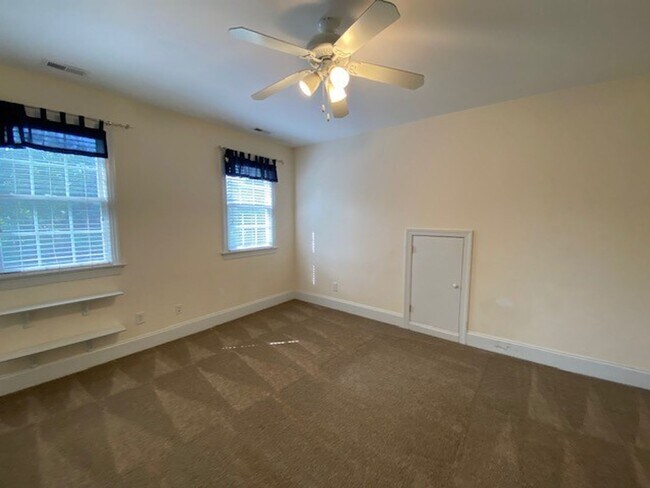 Building Photo - 131 Barclay Valley Dr