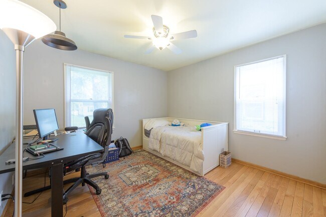 Building Photo - awesome 2 bed 1 bath Pet Friendly in Minneapolis Available for Lease