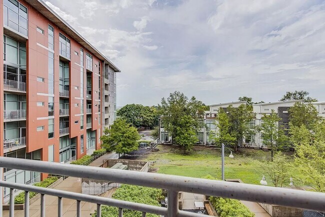 Building Photo - 1 Bed/1 Bath Condo at 5th and Main, Assigned Parking, Washer/Dryer/Covered Balcony
