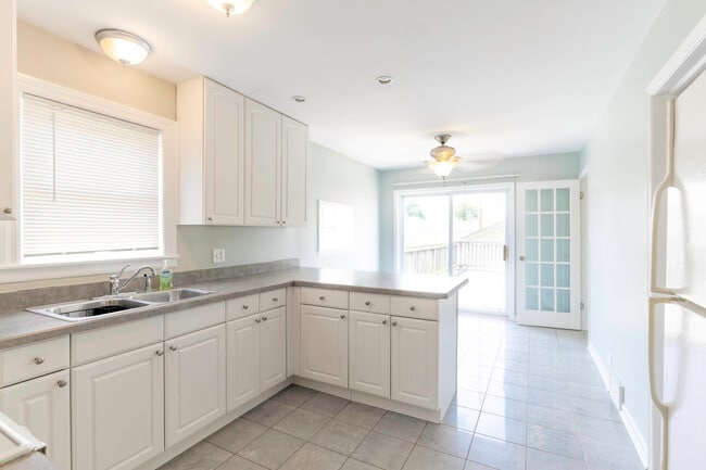 Building Photo - 5218 S Normandy Ave