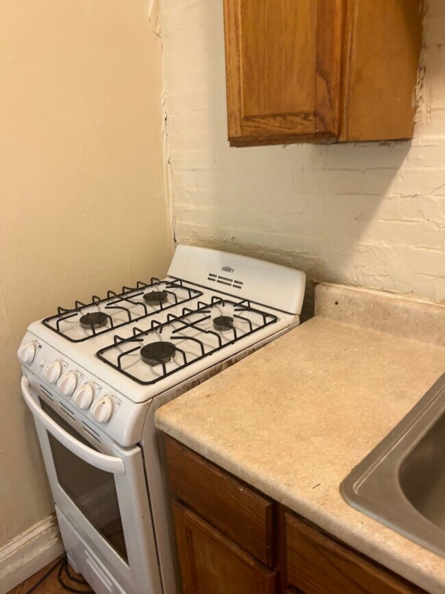 Building Photo - Germantown 2BR w/porch and yard