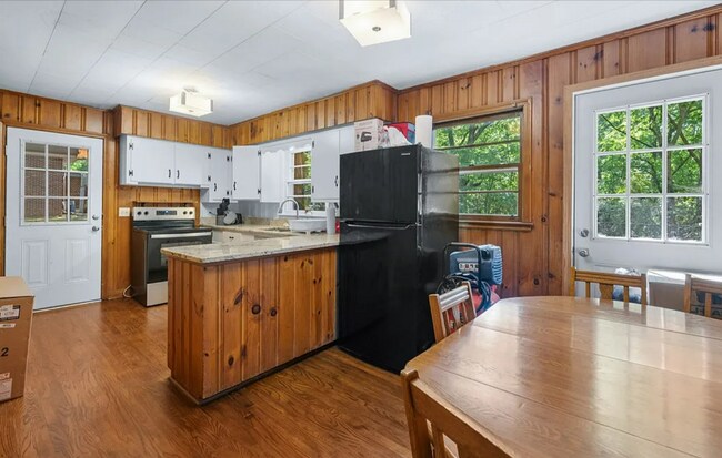 Building Photo - 3 Bedroom Home Available For Rent - Pendleton