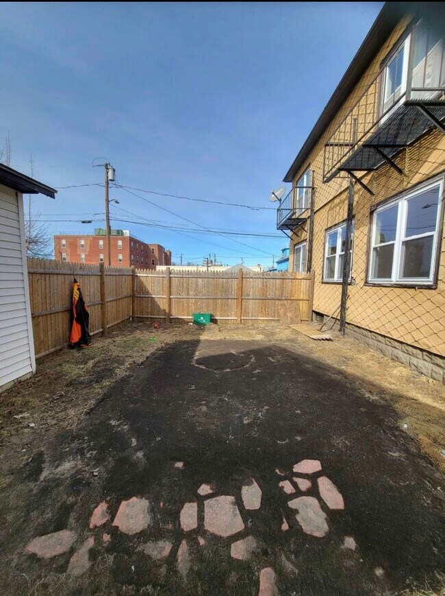 Building Photo - 22 Tyler St