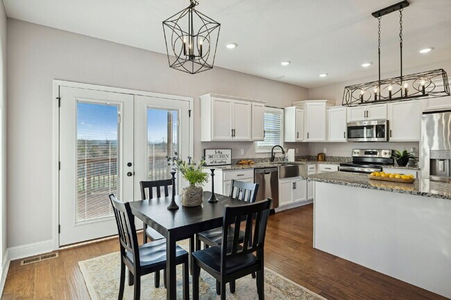 Building Photo - Quiet cut-de-sac living with country views!