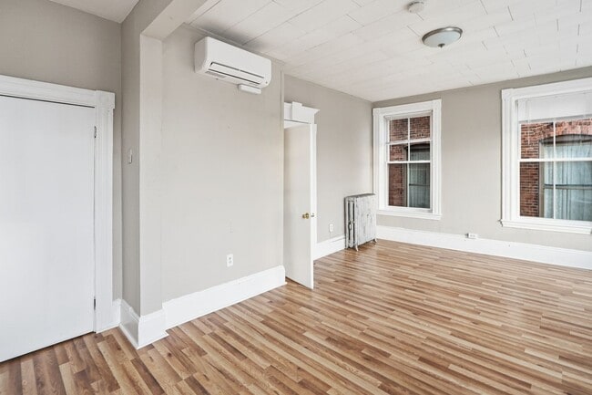 Building Photo - Your Hudson Home Awaits – 2 Bedrooms, Free Application, Pet Friendly