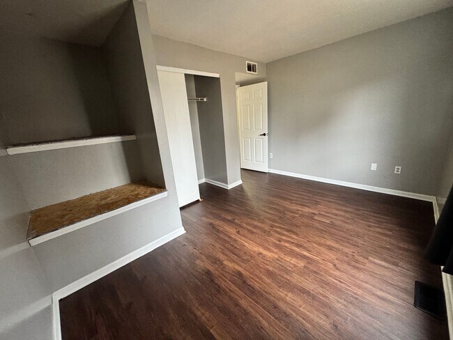 Building Photo - 4 Bedroom House