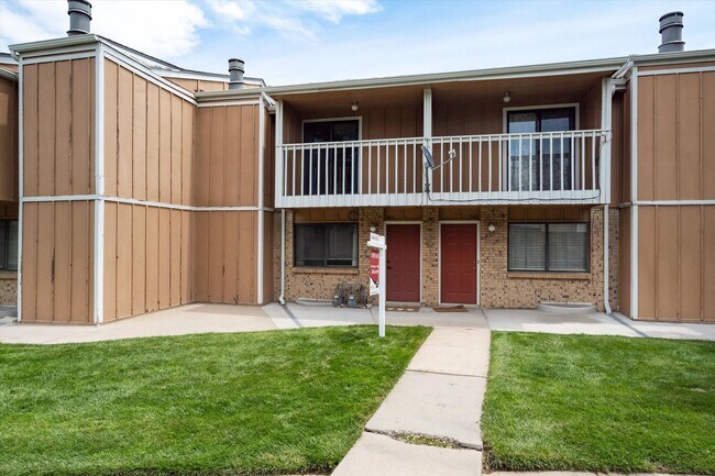 Building Photo - 2 bedroom 2 1/2 bath Updated townhome in Lakewood!
