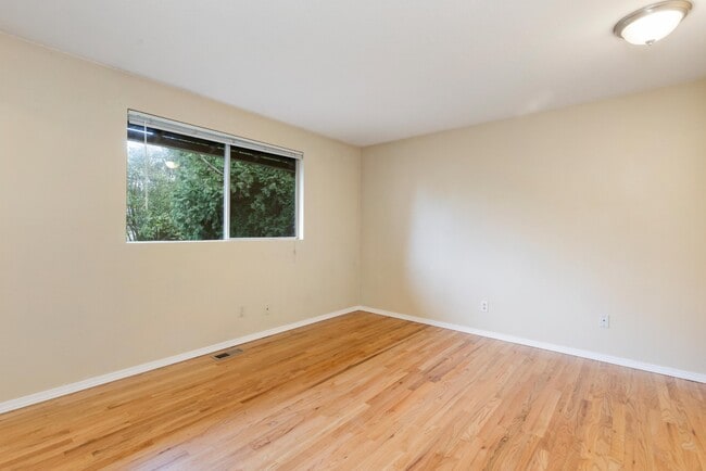 Building Photo - Spacious 5-Bed Home on XL Private Lot!