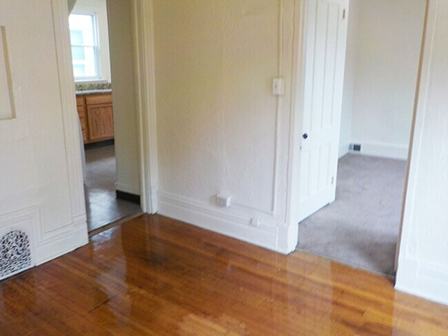 Building Photo - AVAILABLE 07/01/2026 - Beautiful 3 Bedroom...