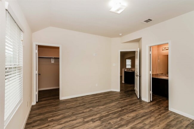 Building Photo - 5707 Kyle Cove Dr