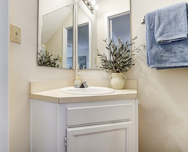 Building Photo - Luxurious and affordable all-brick townhom...