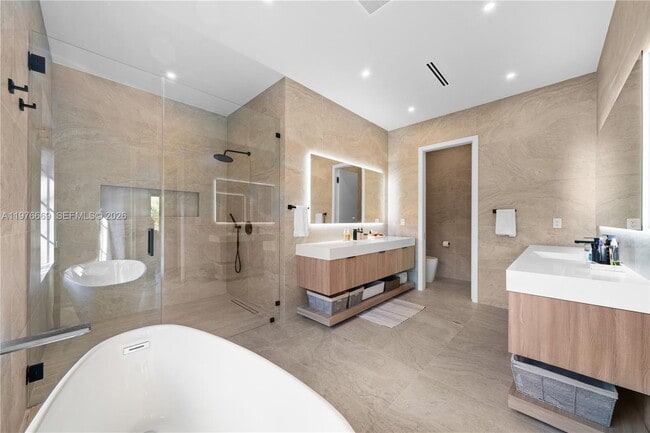 Building Photo - 2015 Country Club Prado