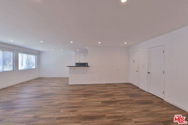 Building Photo - 136 S Palm Dr