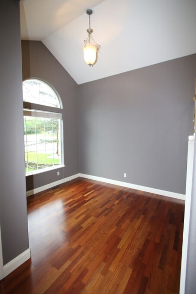 Building Photo - 9010 Sahalee Dr