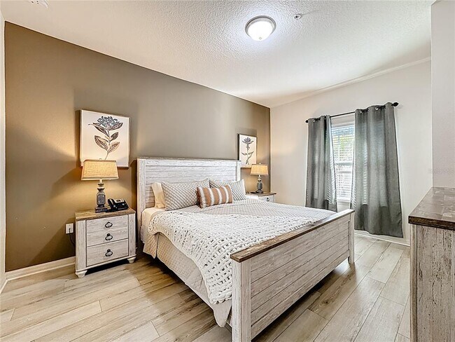 Building Photo - 8986 Shine Dr