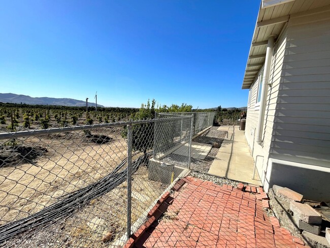 Building Photo - Santa Paula Ranch Home- 2 Bedroom w/Den