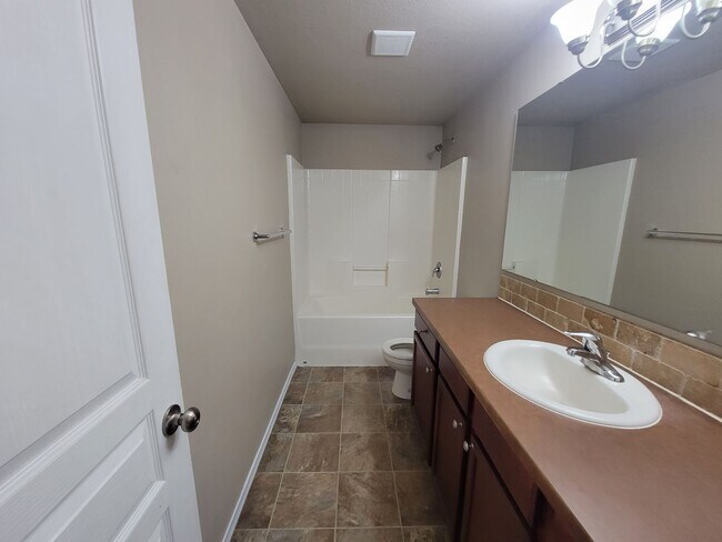 Building Photo - Charming Home on Richland– Fenced Yard, Fi...