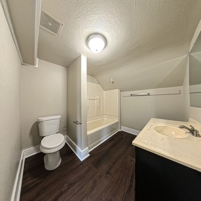 Building Photo - Newly remodeled 3 bedroom 2 bathroom home-Located in Jefferson