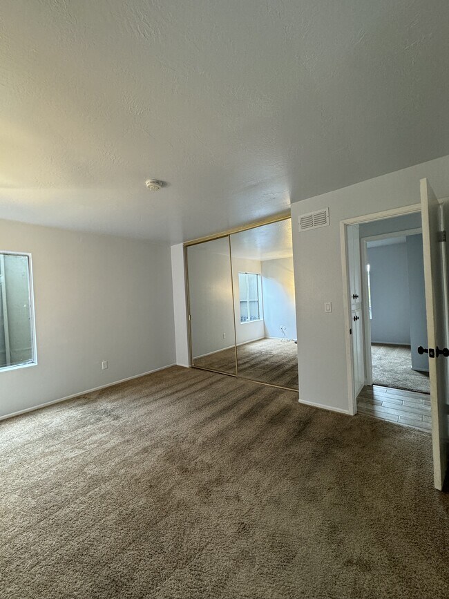 Building Photo - 440 Parkside Dr