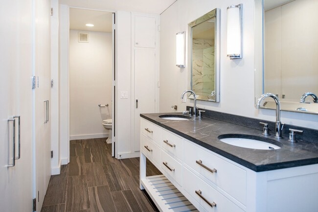 Building Photo - 2bed/2bath Condo in the Heart of Coast Village!