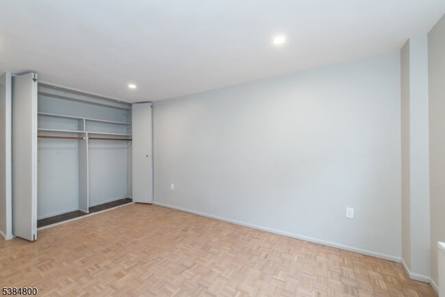 Building Photo - 465 Valley St