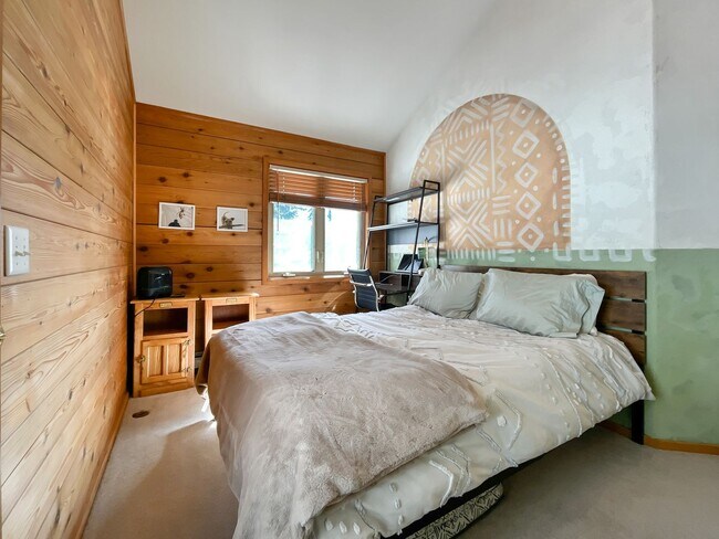 Building Photo - Luxury Home in the woods with unparalleled views! Garage! Pets Negotiable! Hot tub!