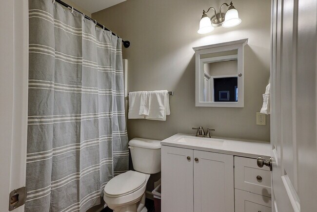 Building Photo - Two Bedroom Apartment in the Heart of the Bluffton Promenade!