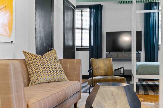 Building Photo - 1421 W Addison St