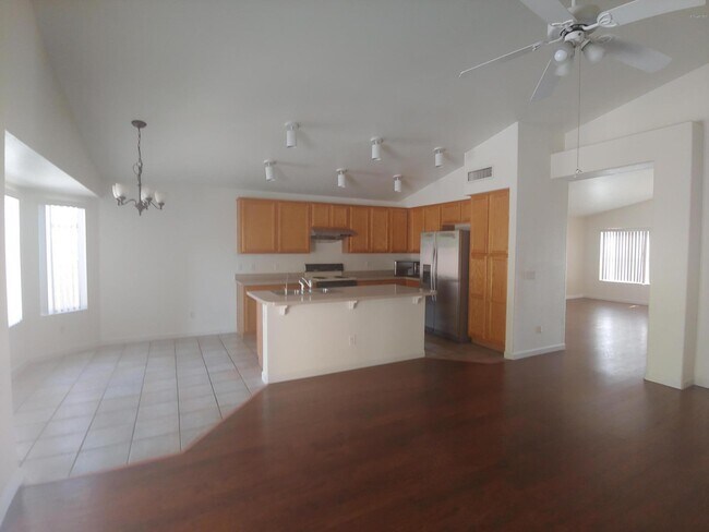 Building Photo - 1110 W Raven Dr