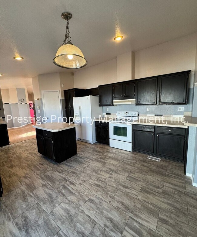 Building Photo - This 4/2 Vail Manufactured Home Is On A 1 Acre Lot!!!