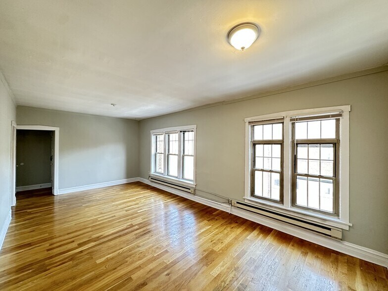 Building Photo - 644 W Barry Ave