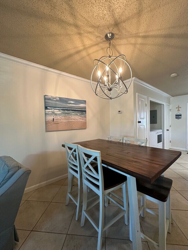 Building Photo - Furnished Townhome within walking distance...
