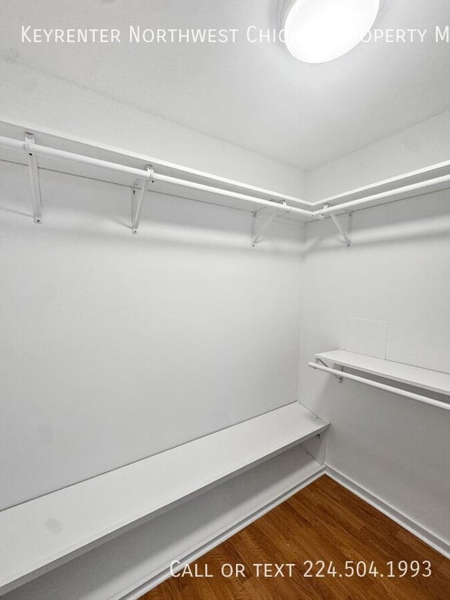 Building Photo - 5411 W Lake Shore Dr