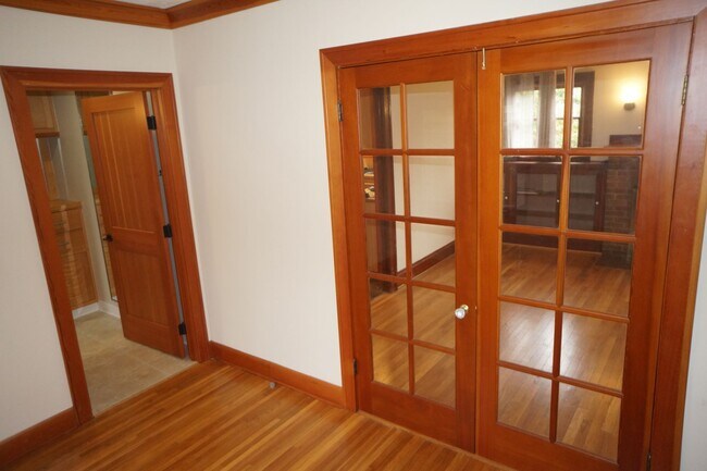 Building Photo - Amazing two bedroom sellwood beauty!