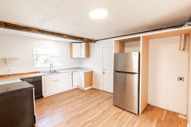 Building Photo - Spacious 2BR in Auburn with Off-Street Parking | $1,575 | AVAILABLE NOW