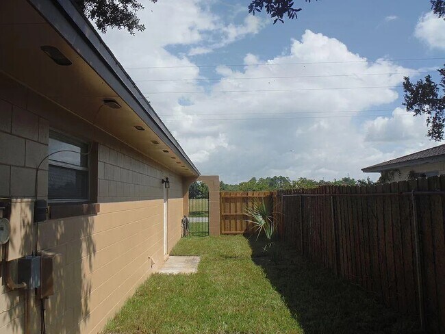 Building Photo - 4310 Cove Dr