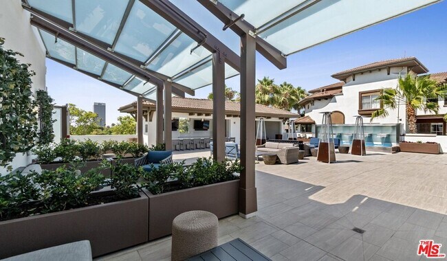 Building Photo - 6260 W 3rd St