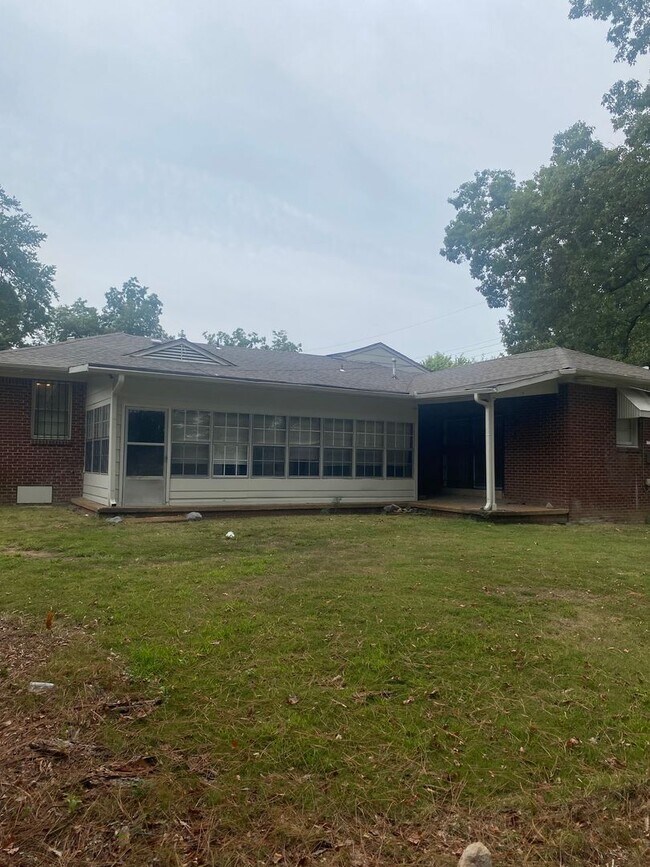 Building Photo - Spacious 4-Bedroom Home in Memphis-Perfect...