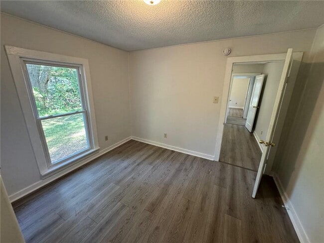 Building Photo - 904 Pansy Ct