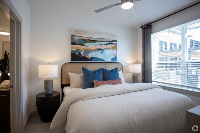 Building Photo - Luxury Living in the Heart of Downtown!
