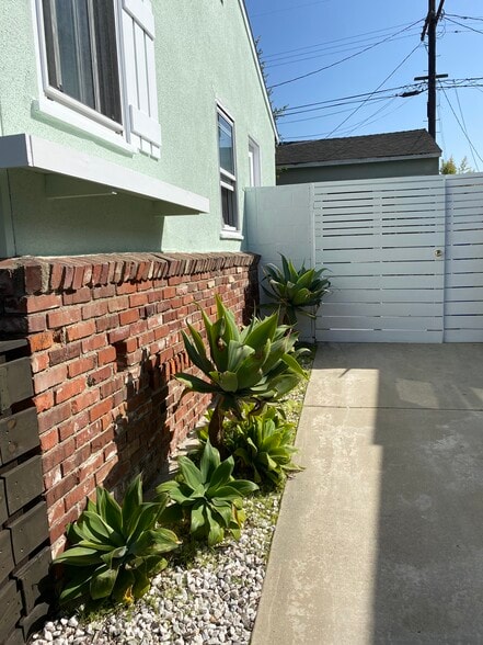 Building Photo - 6632 W 87th St