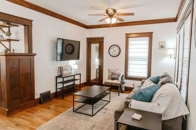Building Photo - Charming 3 Bedroom Home with Hardwood Floo...