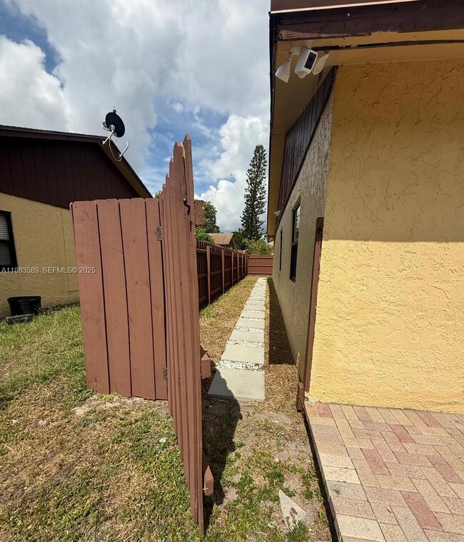 Building Photo - 4403 NW 4th Ave