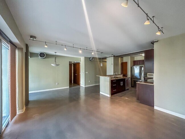 Building Photo - 800 Brazos St